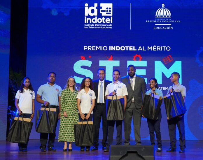 Durante la actividad, Ancell Scheker destacó que una educación de calidad en la actualidad requiere el fortalecimiento del enfoque STEM, promoviendo habilidades como el pensamiento crítico, la resolución de problemas y la creatividad.