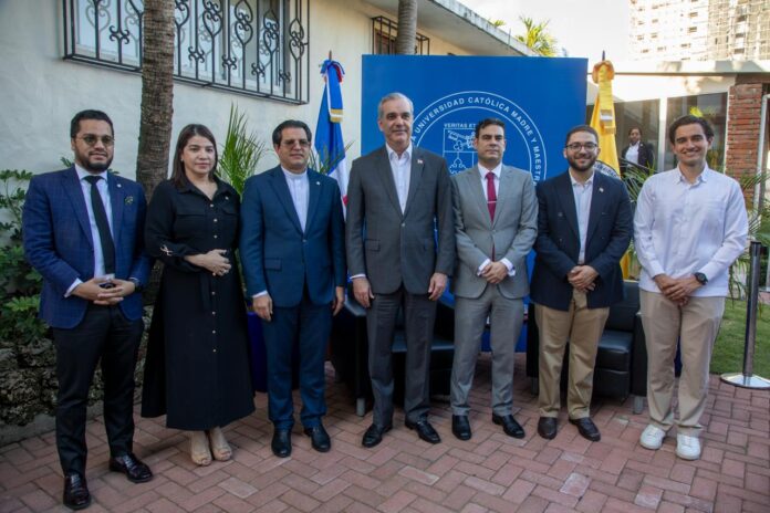 Al ser abordado sobre su trayectoria y visión política, Abinader afirmó que su gestión ha estado enfocada en el servicio público y en el fortalecimiento institucional.