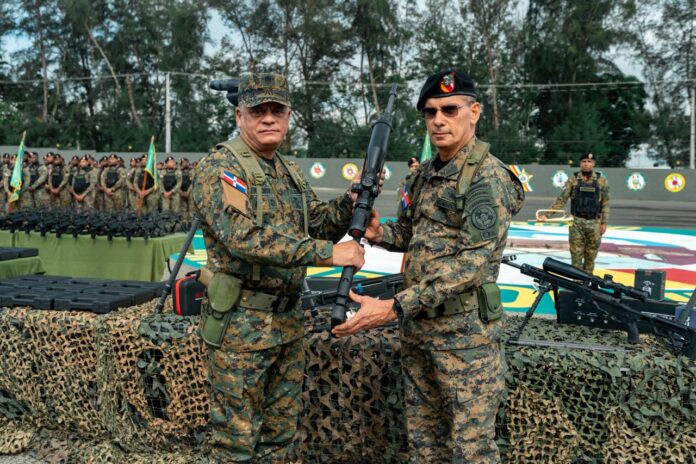 Ministerio de Defensa entrega nuevo equipamento militar al Ejército
