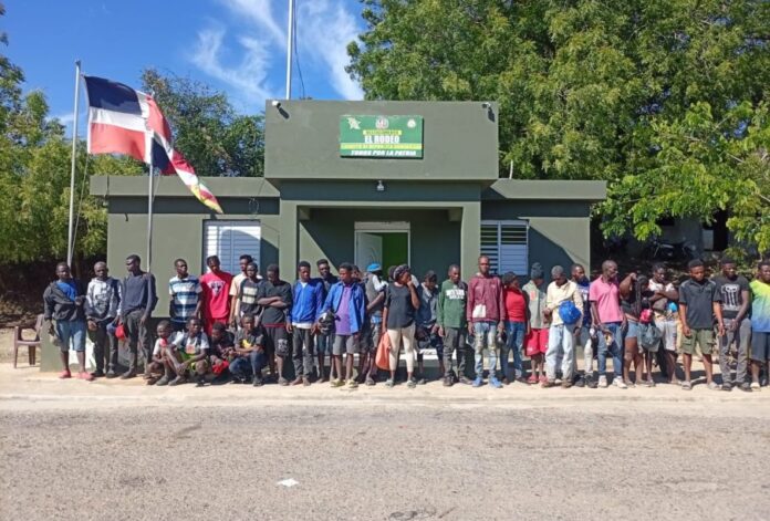 Ejército detiene a 33 haitianos indocumentados que intentaban evadir un control militar en Dajabón