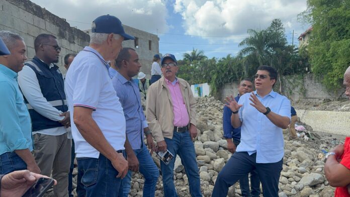 Acompañado de un equipo de ingenieros, Suberví también visitó la cañada Las Caobas, donde iniciaron los trabajos en un tramo de 880 metros, luego de la demolición de “La Gomera”.