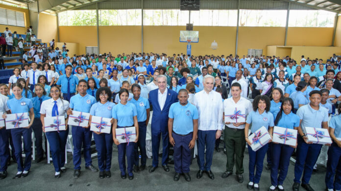 Abinader insta a estudiantes a formarse en inglés, inteligencia artificial y carreras tecnológicas