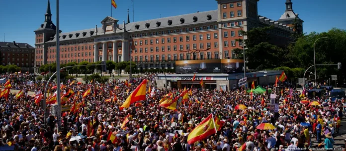 Miles de personas protestan en Madrid contra el “Gobierno corrupto” de Sánchez piden su renuncia