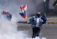 Manifestantes cercan sede del Gobierno en La Paz; Policía los repele con gases lacrimógenos Manifestantes cercan sede del Gobierno en La Paz; Policía los repele con gases lacrimógenos