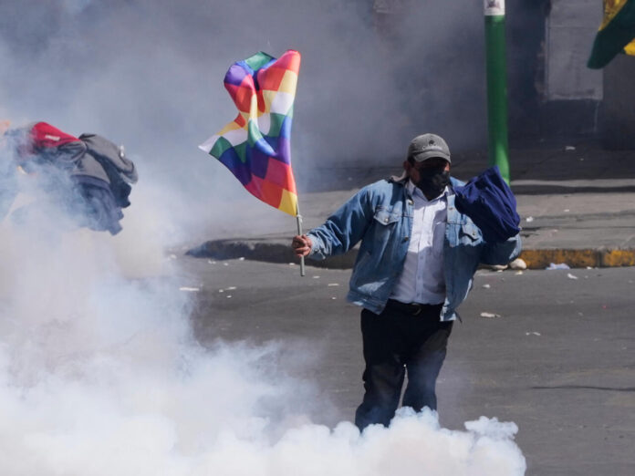 Manifestantes cercan sede del Gobierno en La Paz; Policía los repele con gases lacrimógenos