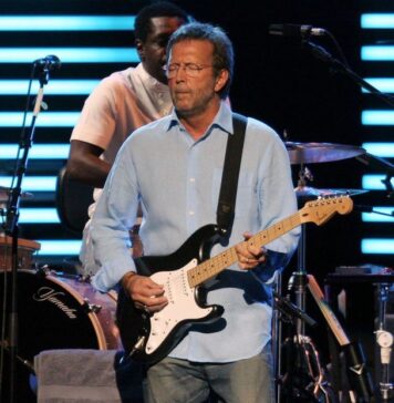 ¡Insólito! Eric Clapton abandona concierto tras ser atacado con un vinilo Fanáticos del reconocido músico calificaron el acto como “irresponsable” y “peligroso”, especialmente tomando en cuenta la edad del artista y la cercanía del objeto lanzado.