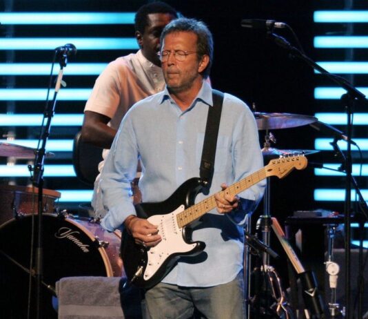 ¡Insólito! Eric Clapton abandona concierto tras ser atacado con un vinilo Fanáticos del reconocido músico calificaron el acto como “irresponsable” y “peligroso”, especialmente tomando en cuenta la edad del artista y la cercanía del objeto lanzado.
