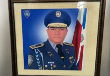 Investigan a cuatro policías tras muerte de teniente coronel retirado El hecho ocurrió la noche del pasado domingo en el sector La Ciénaga, en el Distrito Nacional, y actualmente es investigado de manera conjunta por la Policía Nacional y el Ministerio Público.