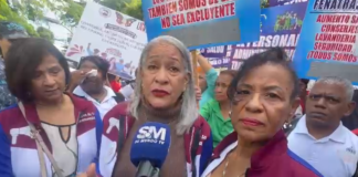 Empleados administrativos de centros hospitalarios protestan frente al SNS