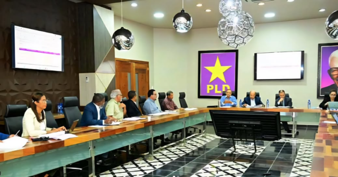 El ex presidente de la República y presidente del Partido de la Liberación Dominicana (PLD), @danilomedina, juramentó en esa organización a la regidora de Higüey, Noemí Delgado Ruiz, quien renunció al partido País Posible, tal y como lo reportó El Nacional La juramentación sucedió en la oficina política del exmandatario y participaron el miembro del Comité Político, Carlos Pared Pérez, así como los miembros del Comité Central, Juancito Pérez y Mauricio Espinosa. Noemí Delgado Ruiz es la más reciente en tomar juramento en el PLD, organización política que en los últimos meses ha realizado concurridas asambleas provinciales, en las que también se juramentan cientos de dirigentes, militantes y nuevos votantes. Esta misma semana, Danilo Medina tomó juramento a un grupo de médicos y profesionales del sector salud que decidieron integrarse a las filas del PLD, durante un encuentro en el que se abordaron los principales desafíos del sistema sanitario dominicano. De igual modo, el pasado viernes, juramentó a Anyelo Duhamé Olea, quien fuera precandidato a la alcaldía del municipio Santa Bárbara de Samaná por el Partido Fuerza del Pueblo. Asimismo, Danilo Medina, juramentó a Gregorio Morillo, dirigente de la Fuerza del Pueblo, quien dijo que “vuelve a su casa”, de la que nunca debió haber salido. En ese contexto, recientemente, se juramentó en Palenque Richeli Bello, directora operativa de mujeres jóvenes del PRM en San Cristóbal y secretaria de organización de la juventud en ese municipio de San Cristóbal.