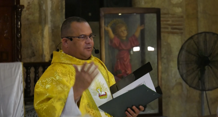 “¿Por los chelitos del Gobierno?”: Sacerdote cuestiona silencio de la oposición ante decisiones afectan la ciudadanía