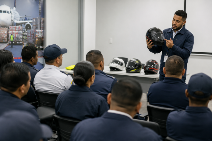 La jornada fue desarrollada en el Aeropuerto Internacional Las Américas José Francisco Peña Gómez, como parte de las acciones interinstitucionales orientadas al fortalecimiento de capacidades y controles vinculados a la aplicación de la normativa.