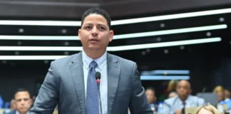 Diputado del PRM llama “fósiles” y “dinosaurios” a dirigentes que buscan seguir en el partido Diputado del PRM llama “fósiles” y “dinosaurios” a dirigentes que buscan seguir en el partido