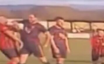 Futbolista noquea a rival con salvaje codazo y termina condenado Según medios británicos, Brookwell aseguró sentirse “profundamente angustiado” por lo ocurrido, señalando que desde entonces el fútbol, deporte que amaba, le genera ansiedad y estrés.