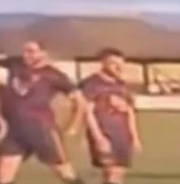 Futbolista noquea a rival con salvaje codazo y termina condenado Según medios británicos, Brookwell aseguró sentirse “profundamente angustiado” por lo ocurrido, señalando que desde entonces el fútbol, deporte que amaba, le genera ansiedad y estrés.
