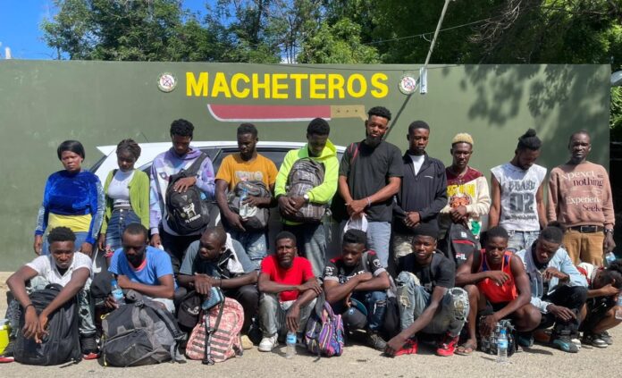 Ejército intercepta vehículo con 20 haitianos indocumentados tras persecución en Valverde