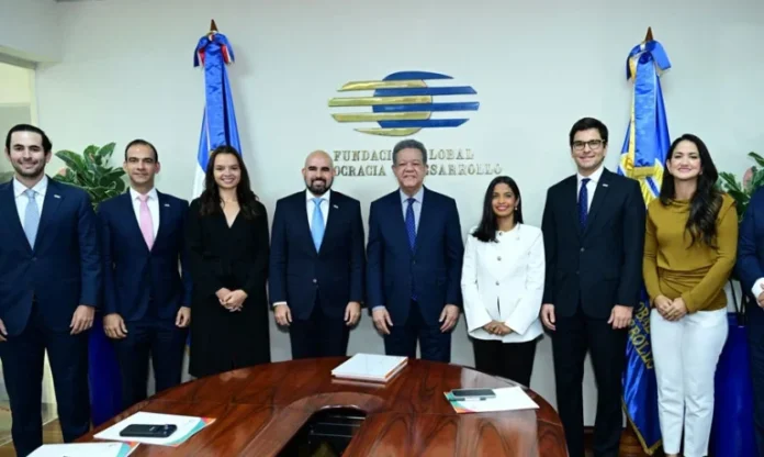 Leonel Fernández se reúne con ANJE y apuesta por fortalecer mipymes y emprendimiento juvenil