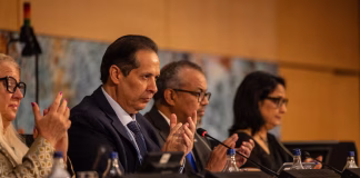 Ministro Víctor Atallah propone debate global sobre medicamentos de alto costo El ministro dominicano propuso impulsar conversaciones entre gobiernos, industria farmacéutica, aseguradoras, organismos internacionales y pacientes para diseñar modelos más solidarios y accesibles frente al aumento de los costos médicos.