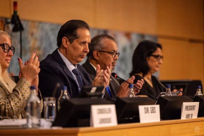 El ministro dominicano propuso impulsar conversaciones entre gobiernos, industria farmacéutica, aseguradoras, organismos internacionales y pacientes para diseñar modelos más solidarios y accesibles frente al aumento de los costos médicos.