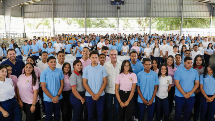 Abinader se reúne con 350 estudiantes y anuncia evaluación para extensión de la UASD en San José de Ocoa