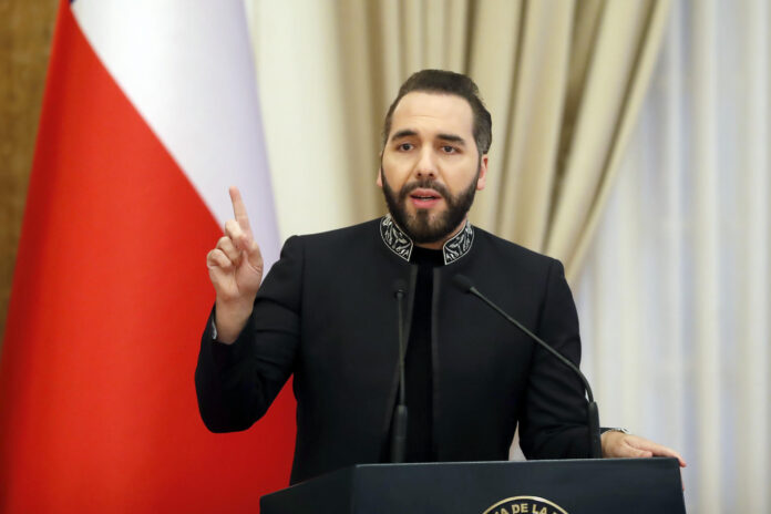 También se habría originado, según dieron a conocer este lunes medios locales, por exigencia del Fondo Monetario Internacional (FMI) con el que el Gobierno de Bukele alcanzó en 2024 un acuerdo por 1.400 millones de dólares.