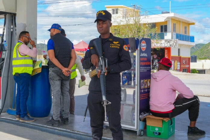 La clausura de las estaciones se llevó a cabo por técnicos de la Dirección de Supervisión y Control de Estaciones de Expendio del MICM y miembros del CECCOM, tras análisis de laboratorio que comprobaron que la gasolina premium despachada no alcanzaba el octanaje de calidad necesario.
