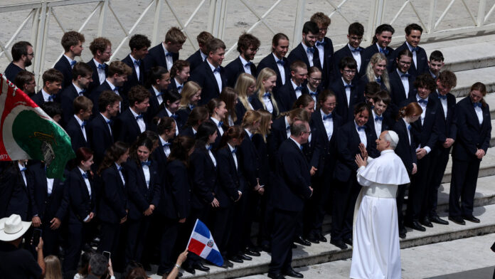 La banda del Vaticano sorprende al tocar 'Dancing Queen' de ABBA ante el papa