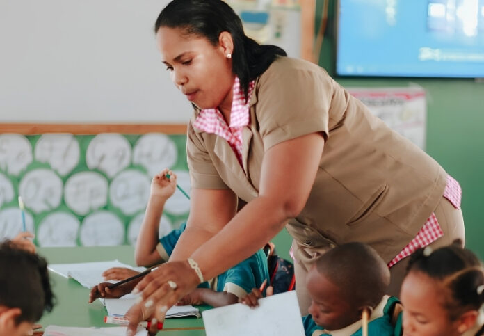 La Comisión explicó que las calificaciones divulgadas corresponden exclusivamente a la sexta etapa de la evaluación y recordó que la observación de clases representa el 50 % de la puntuación global de la EDD.
