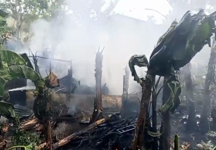 Miembros del Cuerpo de Bomberos acudieron de inmediato al lugar para sofocar el fuego; sin embargo, pese a los esfuerzos realizados, no lograron evitar que gran parte del taller resultara destruido.