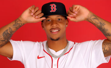 Dominicano Brayan Bello quiere extender su mejor momento con los Red Sox Durante ese tramo, el lanzador dominicano registró efectividad de 9.12 y un WHIP de 2.26, cifras que llevaron al equipo a modificar temporalmente su rol dentro del cuerpo de pitcheo.