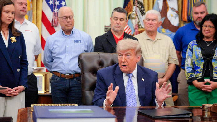 Trump quedó opacado por el ombligo de un hombre