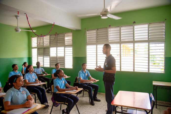 Propuesta de regular celulares en aulas gana respaldo en comunidad educativa