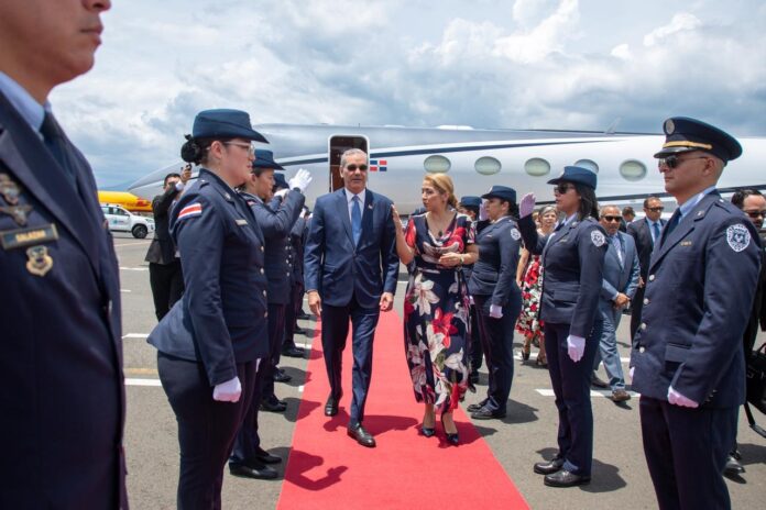 Abinader llega a Costa Rica para transmisión de mando presidencial de Laura Fernández