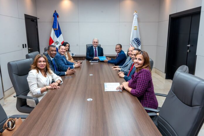 El ministro Luis Miguel De Camps García-Mella valoró el papel histórico de la UASD en el desarrollo nacional y reconoció su contribución en la formación de generaciones de profesionales que hoy forman parte del sistema educativo dominicano.