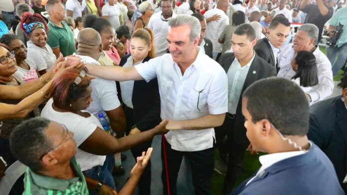 Abinader entregará títulos de propiedad, tres techados escolares y remozamiento de club Los Cachorros