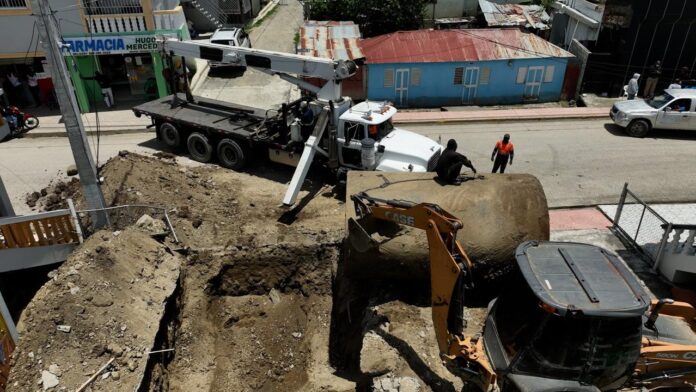 Desmantelan estación de combustibles clandestina en San Juan y mercancías ilícitas en San Cristóbal