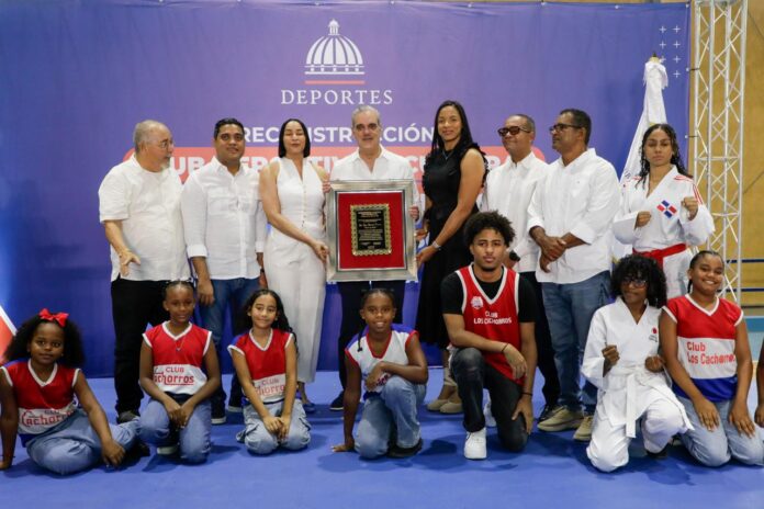 Presidente Abinader entrega remodelado Club Los Cachorros de Cristo Rey