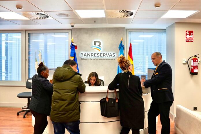 El presidente ejecutivo de Banreservas, doctor Leonardo Aguilera, destacó que esta iniciativa busca acercar oportunidades de inversión a la diáspora dominicana y a los extranjeros que confían en la estabilidad del país.