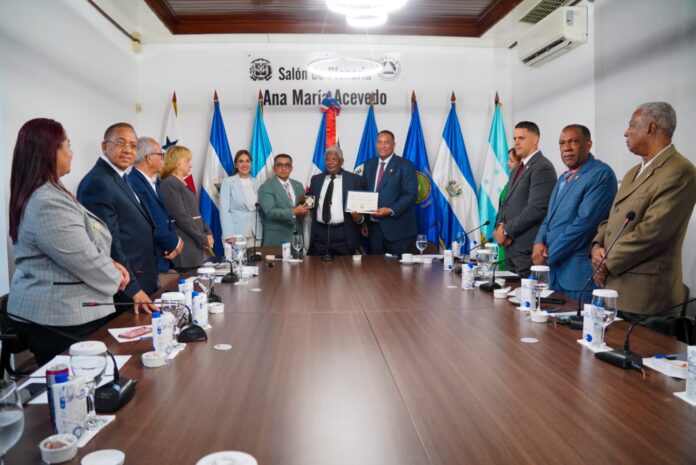 La actividad fue organizada por el miembro de la Comisión de Derechos Humanos, Dip. Eddy Antonio Germán, quien expresó su orgullo y satisfacción por haber sido parte de este reconocimiento.