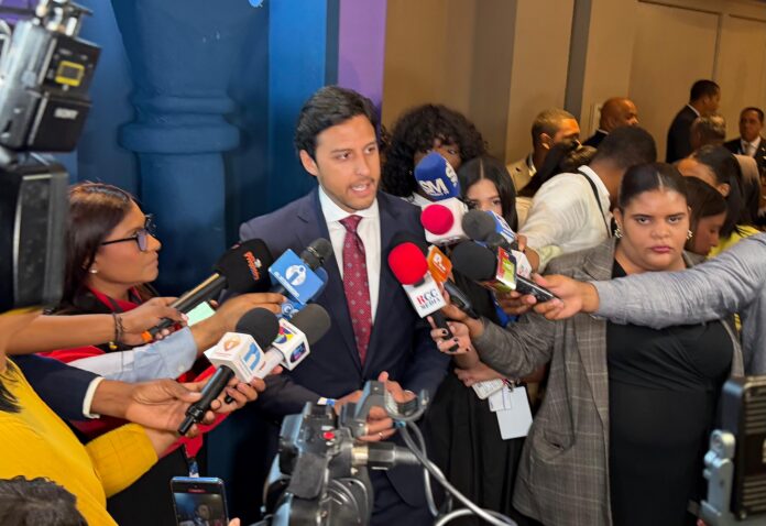 Así mismo, Raymond Rodríguez exhortó a los jovenes a prepararse y aprovechar este tipo eventos, para comprender los acontecimientos geopolíticos que ocurren actualmente en el país y el mundo.