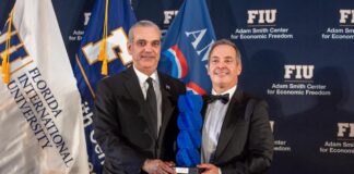 Embajada de EE.UU. resalta liderazgo de Abinader tras premio “Champion of Freedom”