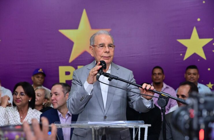 “Sumamente sospechoso” Danilo Medina cuestiona decisión prohibir encuestas; afirma Gobierno “teme la verdad” "Sumamente sospechoso”: Danilo Medina cuestiona decisión prohibir encuestas; afirma Gobierno “teme la verdad”