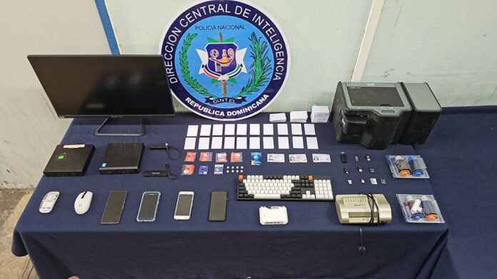 Desmantelan presunto laboratorio de falsificación de documentos en Santiago