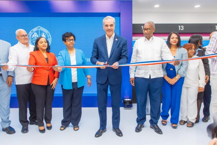 Abinader y Editrudis Beltrán inauguran Centro Multiservicios y nuevas obras en la UASD