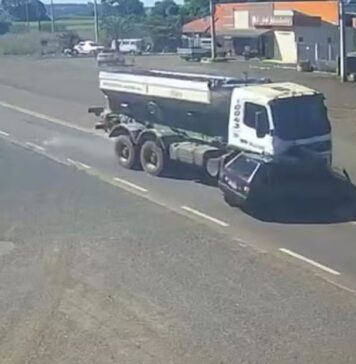 Brutal embestida de un camión a un automóvil deja dos muertos en Brasil Brutal embestida de un camión a un automóvil deja dos muertos en Brasil