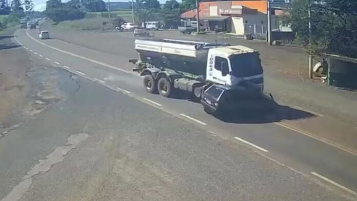 Brutal embestida de un camión a un automóvil deja dos muertos en Brasil