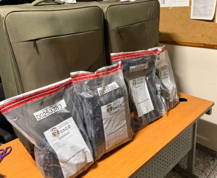 Arrestan a una mujer estadounidense en el AILA con más de siete kilos de presunta cocaína
