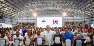 Gobierno entrega 1,500 títulos de propiedad en Nuevo Domingo Savio