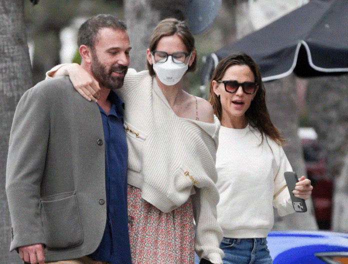 Ben Affleck y Jennifer Garner acompañan a su hija Violet a centro médico en Los Ángeles