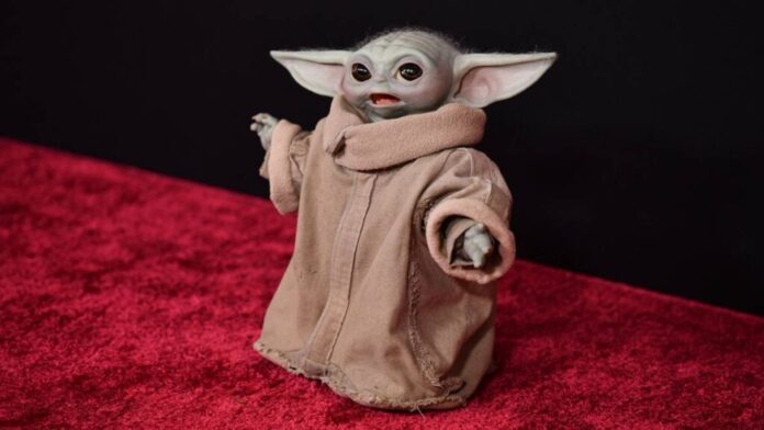 ¡La estrella de la noche! ‘Baby Yoda’ roba miradas en la alfombra roja